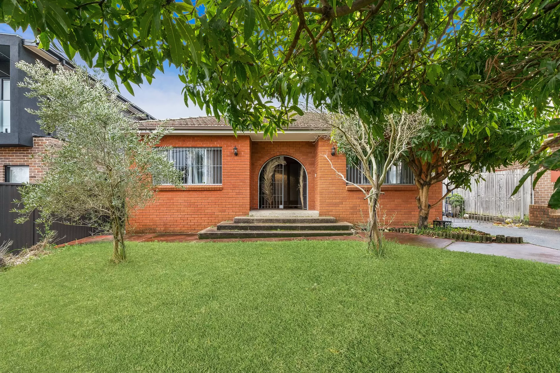 181 Moorefields Road, Roselands Auction by Richard Matthews Real Estate - image 1